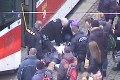 Video: Muž zkolaboval při výstupu z tramvaje, život mu zachránili kolemjdoucí