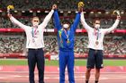 Oštěpaři Jakub Vadlejch, Níradž Čopra a Vítězslav Veselý slaví medaile po finále na OH 2020