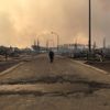 Zničené ulice města Fort McMurray po požáru v kanadské Albertě.