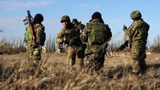 Ukrajinští vojáci na stráži v Cherkovské oblasti sousedící s Krymem.