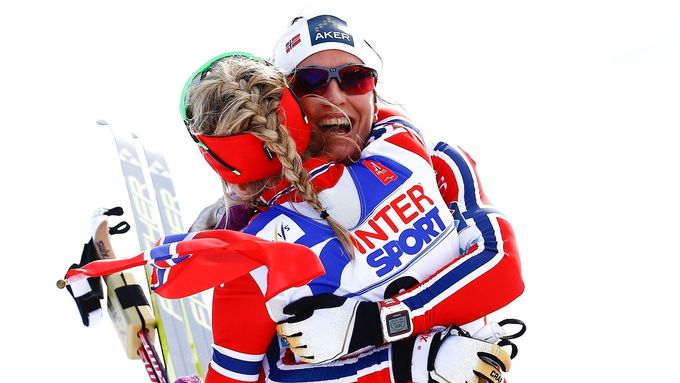 Norky Therese Johaugová a Marit Björgenová slaví zlato a stříbro v závodě na 30 kilometrů klasicky an MS ve Falunu.