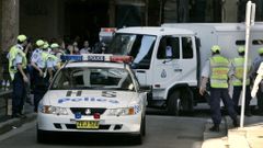 Policejní vůz převážející osoby podezřelé teroristy