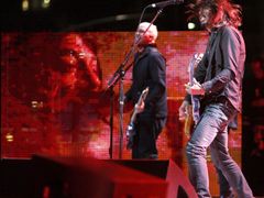Foo Fighters hrají svou píseň The Pretender.