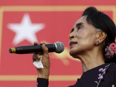 Aun Schan Su Ťij během předvolební kampaně. Právě její strana je označována za favorita nedělních voleb.