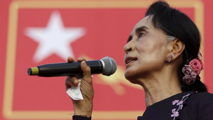 Aun Schan Su Ťij během předvolební kampaně. Právě její strana je označována za favorita nedělních voleb.
