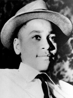 Emmett Till byl jako čtrnáctiletý unesen a umučen v roce 1955.