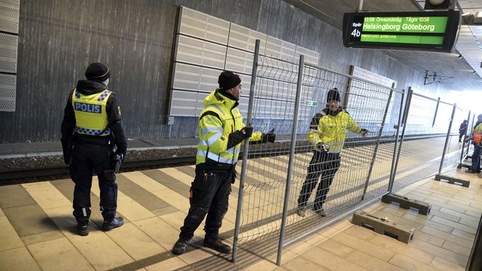 Na nádraží v Hyllie nedaleko Malmö vyrostly provizorní ploty. Oddělují nástupiště pro mezinárodní a vnitrostátní spoje.