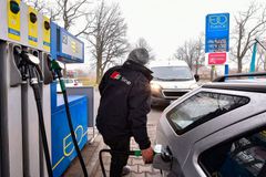 Státní benzinky EuroOil náhle snížily cenu nafty. Čepro i stát odmítají říct proč