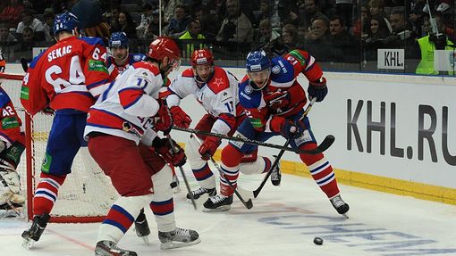 Hokejisté Lva Praha Jiří Sekáč (vlevo) a Jiří Novotný v souboji s Vledimirem Žarkovem a Pavlem Dacjukem v utkání KHL proti CSKA Moskva.