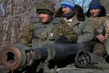 Není divu. Ukrajinští velitelé odhadují, že během bojů zemřel každý desátý voják. Separatisté dokonce tvrdí, že Kyjev ztratil až 3000 mužů.