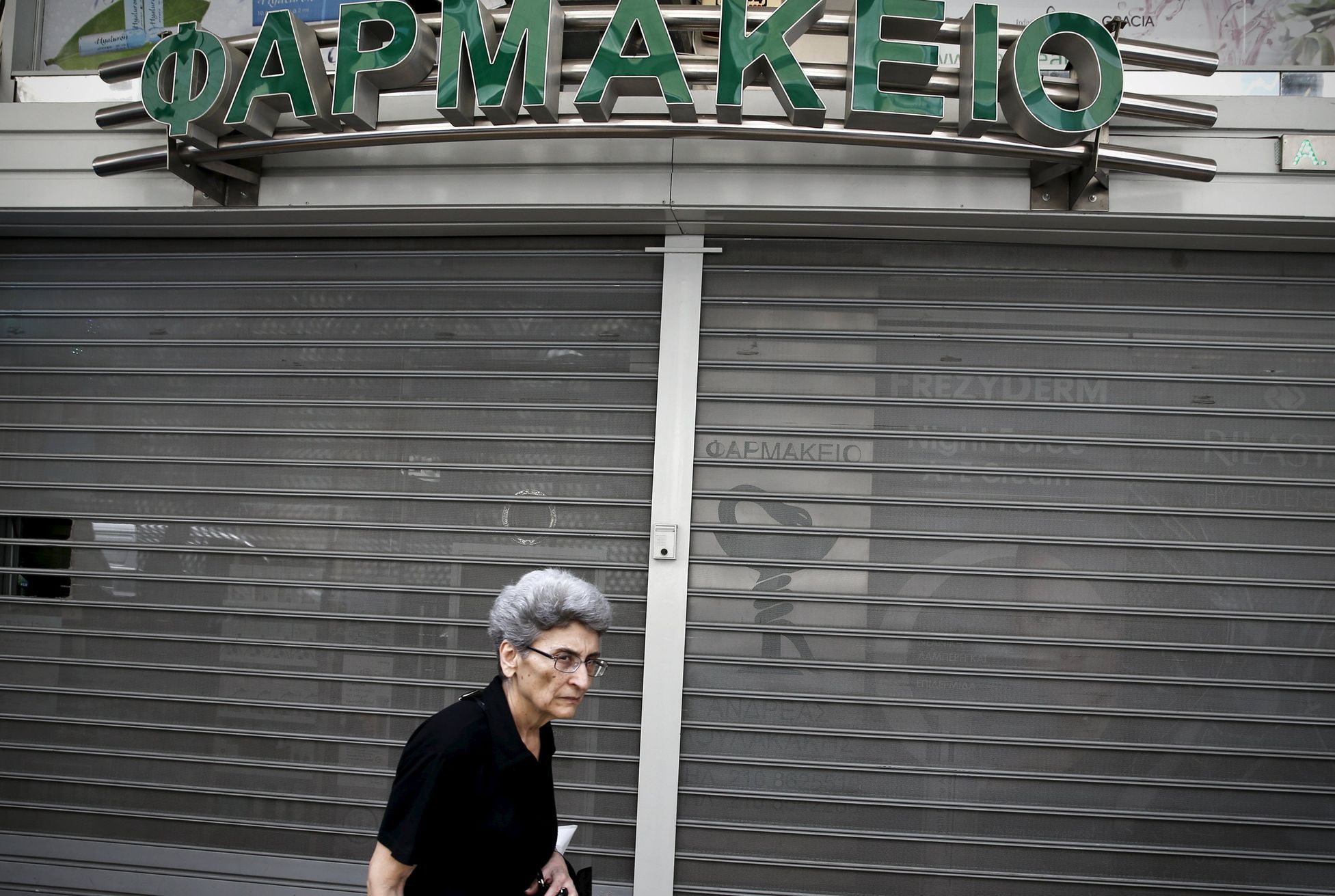Zavřená lékárna v Aténách.