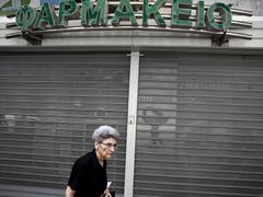 Zavřená lékárna v Aténách.