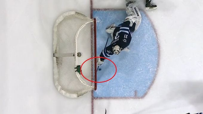 Parádní zákrok českého brankáře Ondřeje Pavelce v zápase Winnipegu proti Carolině