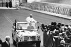 Vatikán, rok 1981, středa 13. května večer. Papež Jan Pavel II. vjíždí ve svém papamobilu mezi věřící na svatopetrském náměstí. Jen o pár minut později na něj zaútočí turecký atentátník Mehmet Ali Agca.