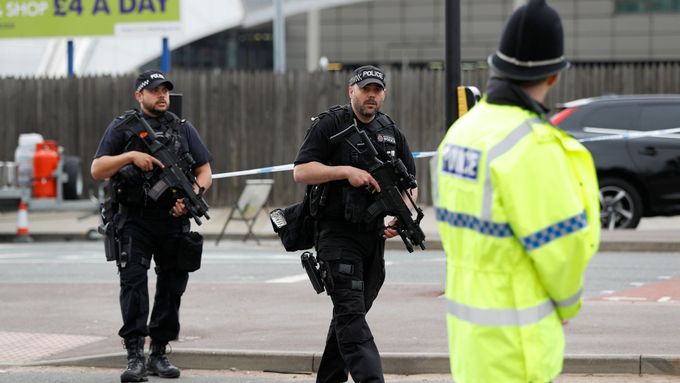 Policisté hlídají Manchester Arenu.