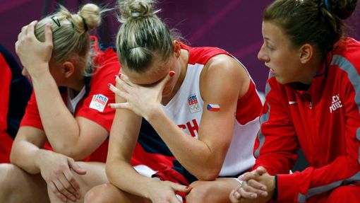 Česká basketbalistka Ilona Burgrová (uprostřed) smutní po porážce od Turecka ve skupině A na OH 2012 v Londýně.