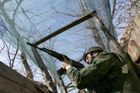 Střelba na Donbase neutichá. Dalšího vojáka zasáhla střepina, hlásí Kyjev