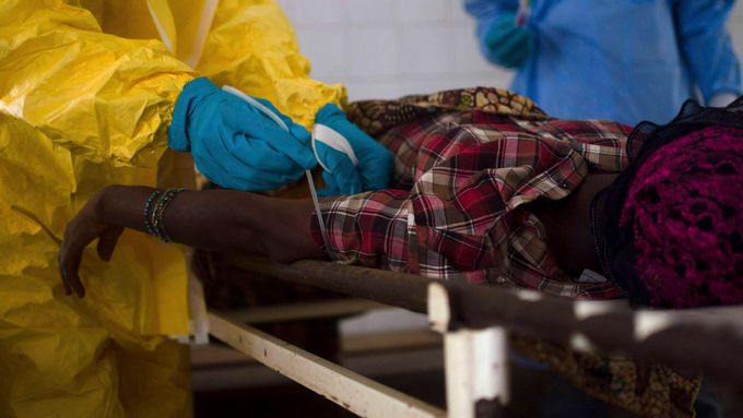 Boj s ebolou v Libérii. Země uzavírá celé obce, smějí do nich jen lékaři.