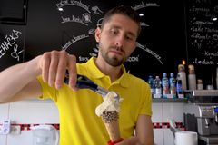 Zmrzlináři ze vsi Lipůvka vyrábí nejlepší zmrzlinu v Česku, jezdí na ni celá Morava