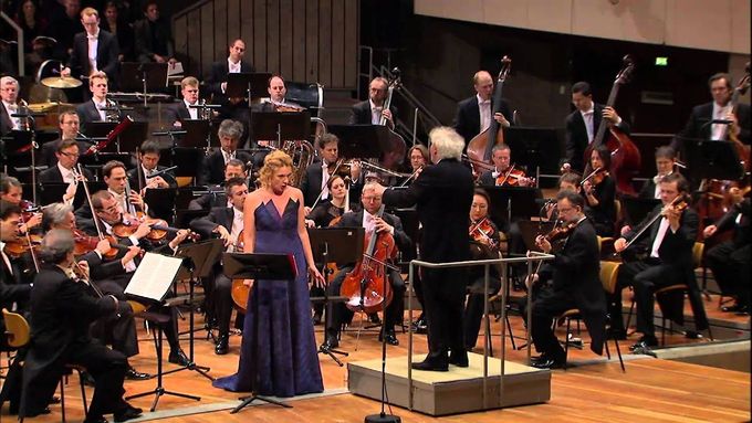Magdalena Kožená zpívá Vdechoval jsem lipovou vůni z Rückertových písní Gustava Mahlera. Diriguje sir Simon Rattle, hrají Berlínští filharmonikové.