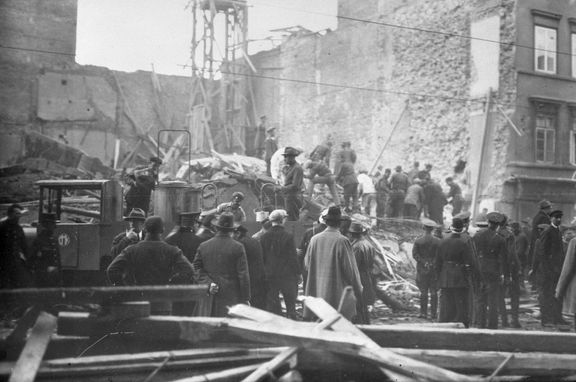 Některé dělníky se podařilo vytáhnout živé až druhý den. Mnozí ale pod sutinami našli smrt.