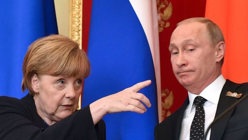 Angela Merkelová a ruský prezident Vladimír Putin na tiskové konferenci v Moskvě.