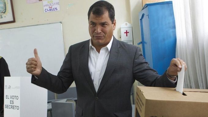 Rafael Correa odevzdává svůj hlas prezidentských volbách. Současná hlava státu má velkou šanci na obhajobu mandátu.