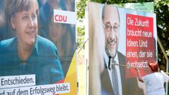 Předvolební plakáty Angely Merkelové a Martina Schulze.