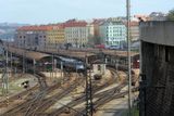 Praha má štěstí na nádraží v centru, které nikdo nechce odstěhovat. Bezpečný přístup je k němu jen z jedné strany. Od Vinohrad musíte skočit.