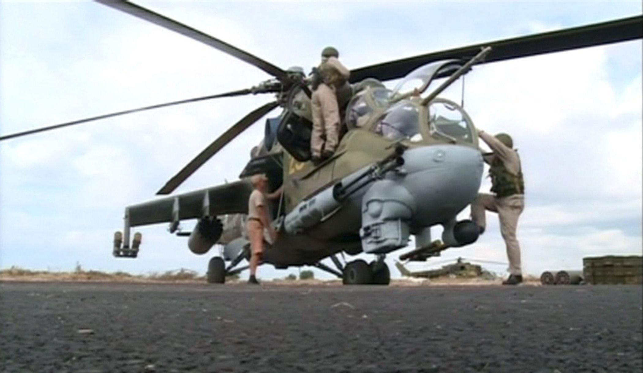 Ruský vrtulník na základně nedaleko Latákíje v Sýrii.