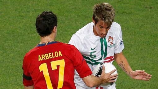 Španělský fotbalista Alvaro Arbeloa podává míč Fabiu Coentraovi během semifinále na Euru 2012.