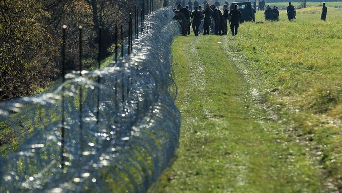 Hraničními ploty je protkána již velká část tzv. balkánské uprchlické trasy. Ilustrační foto.