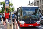 V Dolních Měcholupech havaroval autobus MHD, tři lidé jsou zranění