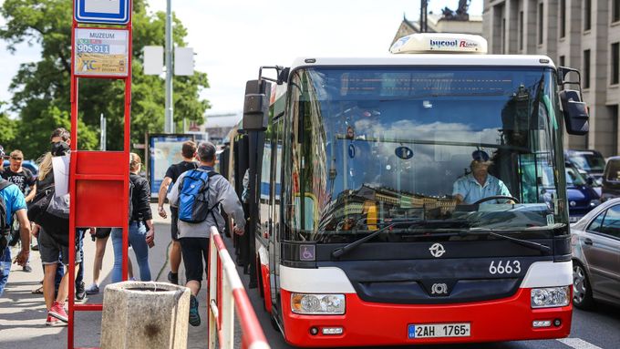 V Praze je aktuálně 60 procent autobusových zastávek na znamení. Od léta měly být všechny. Teď však plán shodil ze stolu primátor Zdeněk Hřib a radní pro dopravu Adam Scheinherr.