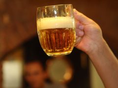 U nás v Česku by se místní mužský lid s vysokou pravděpodobností ztotožnil s pivem. My jsme pivo. Nic než pivo. Pivo Čechům. (Ženy ne.) 