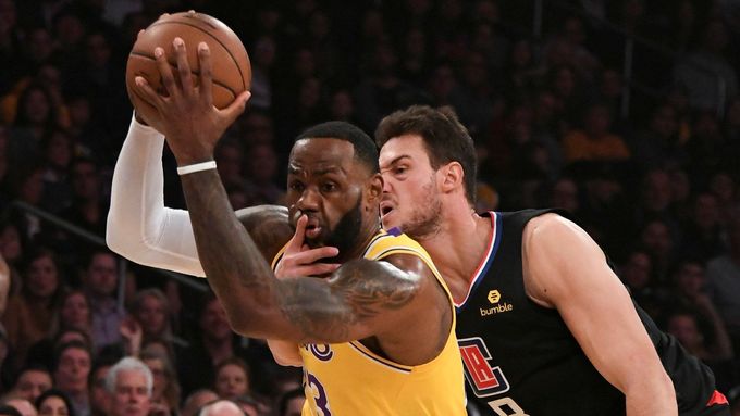 Danilo Gallinari z Clippers v derby nepříjemně prozkoumával obličejové partie hvězdy Lakers LeBrona Jamese
