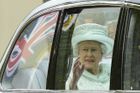 Královna Alžběta II. za okénkem luxusního automobilu během cesty do katedrály Sv. Pavla.