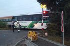 Na Plzeňsku se srazil vlak s autobusem. Jedna žena je lehce zraněná