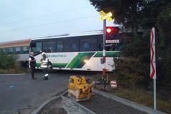 Na Plzeňsku se srazil vlak s autobusem. Jedna žena je lehce zraněná