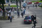 Slovenského premiéra Roberta Fica ve středu postřelili ve městě Handlová.