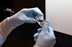 Pracovník kalifornské laboratoře drží v ruce lahvičku s lékem remdesivir.