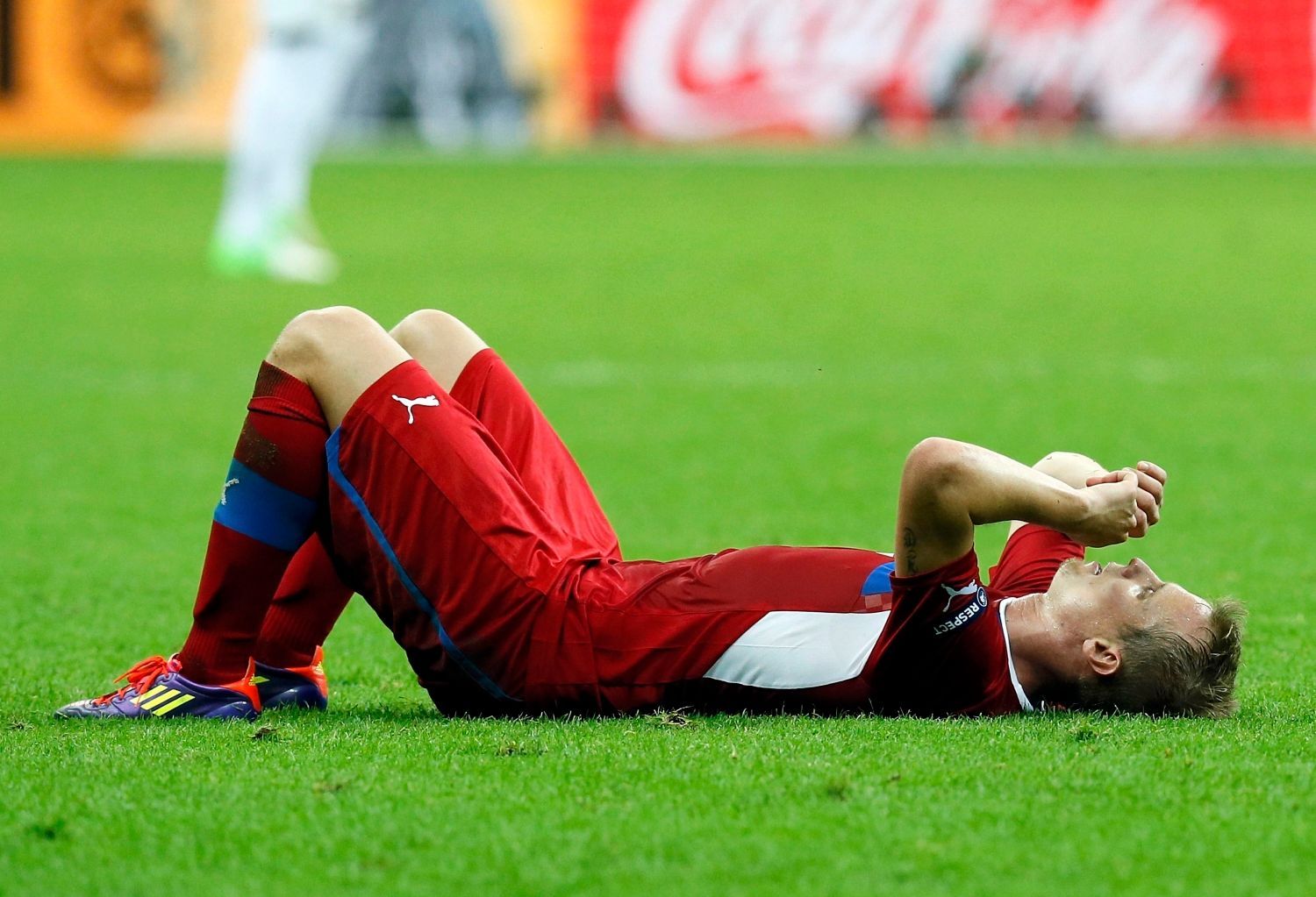 David Limberský odpočívá po utkání Česko - Portugalsko ve čtvrtfinále Eura 2012.