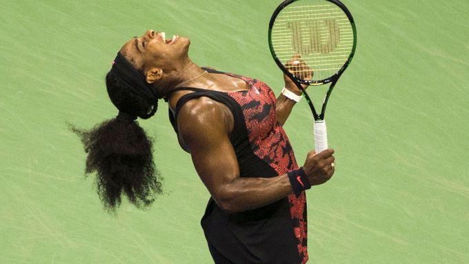 Serena Williamsová se raduje z postupu do semifinále přes svou sestru Venus.