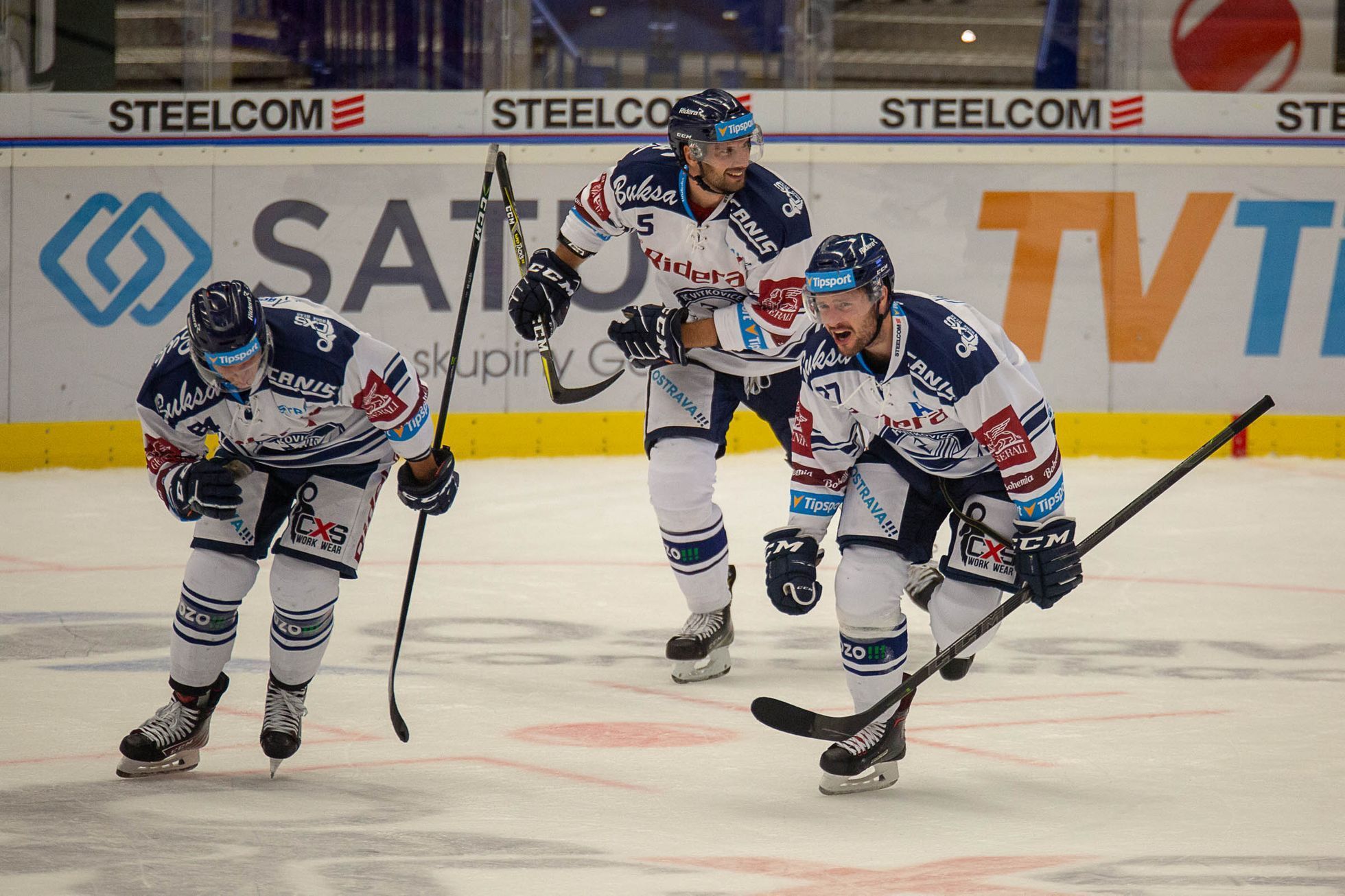 33. kolo hokejové Tipsport extraligy, Vítkovice - Třinec: Vítkovičtí hokejisté se radují ze vstřeleného gólu (vpravo Rastislav Dej, vzadu Blaž Gregorc)