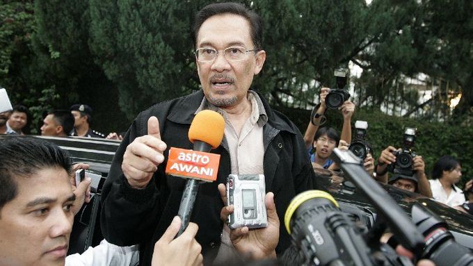 Anwar Ibrahim v obležení novinářů poté, co opustil turecké velvyslanectví v Kuala Lumpuru