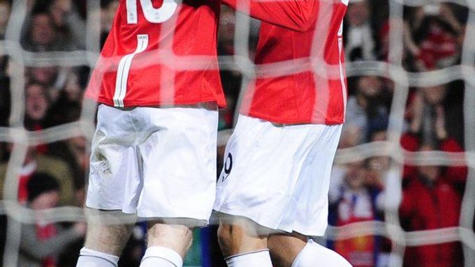 O dva góly z rekordních 36 se postaral i zázračný bulharský střelec Dimitar Berbatov (vpravo), o jeden Wayne Rooney (vlevo). Manchester díky nim porazil Celtic 3:0.