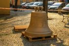 Pražský kostel sv. Haštala na Starém Městě má po 105 letech opět všechny zvony. Dva chybějící do jeho zvonice zvedl ve středu 21. dubna jeřáb. Odlilo je zvonařství Grassmayr v rakouském Innsbrucku. Vyšly na 1,2 milionu korun a peníze na ně se shromáždily díky veřejné sbírce. Vyzvedávání zvonů zachytil na svých snímcích fotograf Richard Horák.