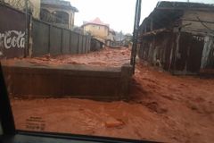 Stovky lidí v Sieře Leone pohřbilo bahno. Stát se snaží oblast uzavřít, záchranářům pomáhá armáda