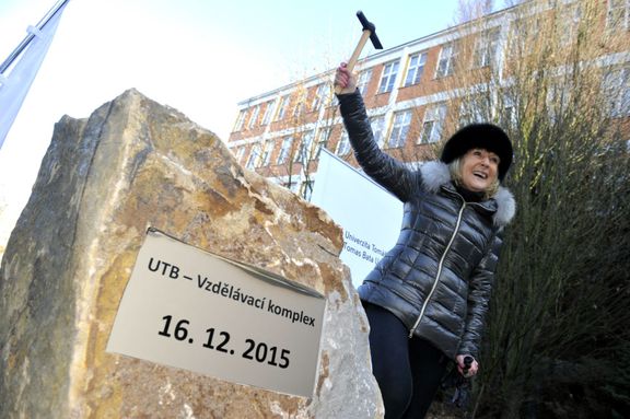 Eva Jiřičná poklepává na základní kámen své další stavby - Vzdělávacího komplexu pro zlínskou univerzitu. Hotovo má být v říjnu 2017.