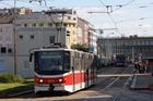 Srážka nákladního auta a tramvaje na Praze 6 zastavila na tři hodiny dopravu. Provoz je obnoven